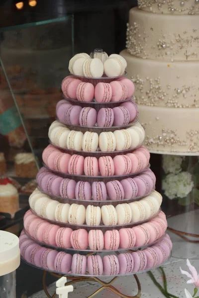 Башня Макарон Белом Фиолетовом Розовом Часто Видели Столом Десерта Свадьбе — стоковое фото