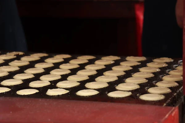 Poffertjes 荷兰的小 蓬松煎饼 对热铸铁板 配上糖粉和黄油 — 图库照片