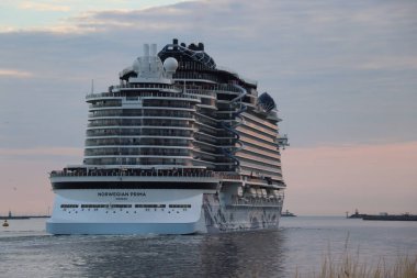 Velsen, Hollanda - 23 Haziran 2023: Norveç Prima, Norveç Cruise Line tarafından işletilen Prima sınıfı yolcu gemisi Ağustos 2022 'de hizmete girdi. Fincantieri tarafından inşa edildi..