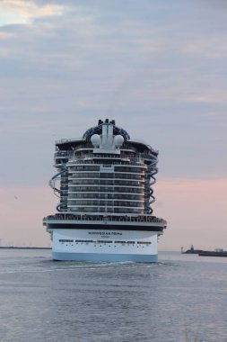 Velsen, Hollanda - 23 Haziran 2023: Norveç Prima, Norveç Cruise Line tarafından işletilen Prima sınıfı yolcu gemisi Ağustos 2022 'de hizmete girdi. Fincantieri tarafından inşa edildi..