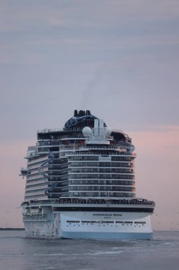 Velsen, Hollanda - 23 Haziran 2023: Norveç Prima, Norveç Cruise Line tarafından işletilen Prima sınıfı yolcu gemisi Ağustos 2022 'de hizmete girdi. Fincantieri tarafından inşa edildi..