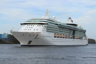 Velsen, Hollanda - 23 Temmuz 2023: Kraliyet Karayipleri tarafından işletilen Denizlerin Mücevheri. Gemi 2004 yılında tamamlanmış ve 2016 yılında yenilenmişti.
