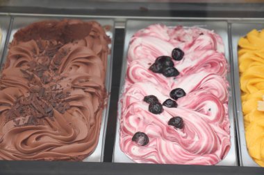 Bir dükkanda ekranda çeşitli dondurma tatlar