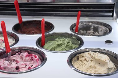 Lüks bir dondurmacıda çeşitli dondurma tatları var.