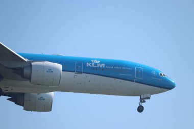 Amsterdam, Hollanda - 8 Eylül 2023: PH-BQG KLM Hollanda Kraliyet Havayolları Boeing 777, Hollanda, Schiphol Amsterdam Havaalanı 'ndaki Polderbaan pistine son yaklaşma