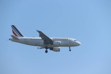 Amsterdam, Hollanda - 8 Eylül 2023: F-GRHV Air France Airbus A319-111 Hollanda, Schiphol Amsterdam Havaalanı 'ndaki Polderbaan pistine son yaklaşma