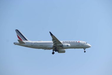 Amsterdam, Hollanda - 8 Eylül 2023: F-HZUA Air France Airbus A220-300 Hollanda, Schiphol Amsterdam Havaalanı 'ndaki Polderbaan pistine son yaklaşma