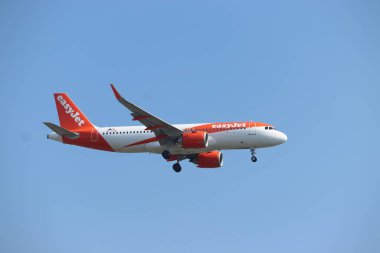 Amsterdam, Hollanda - 8 Eylül 2023: OE-LSQ kolay Jet Avrupa Airbus A320 Hollanda, Schiphol Amsterdam Havalimanı 'ndaki Polderbaan pistine son yaklaşma