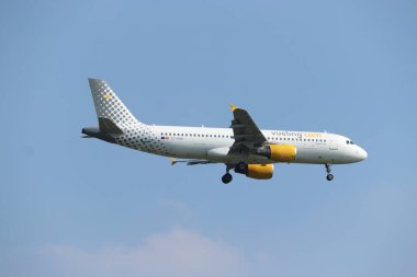 Amsterdam, Hollanda - 8 Eylül 2023: EC-KHN Vueling Airbus A320 Hollanda 'nın Schiphol Amsterdam Havalimanı' ndaki Polderbaan pistine son yaklaşma