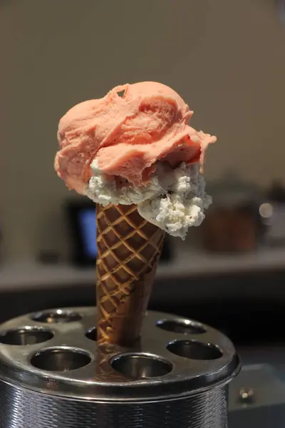 新鮮なスクープアイスクリームコーン 金属スタンドにさまざまなフレーバーが表示されます — ストック写真