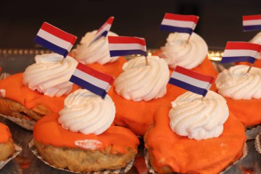 27 Nisan 'da Hollanda Kralları Günü için turuncu pasta. Ulusal bayrak ile süslenmiş geleneksel Hollanda pastası. Koningsdag, Kral Willem Alexander 'ın doğum günü şerefine kutlanır.