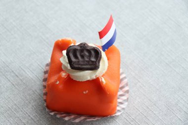 27 Nisan 'da Hollanda Kralları Günü için turuncu pasta. Ulusal bayrak ile süslenmiş geleneksel Hollanda pastası. Koningsdag, Kral Willem Alexander 'ın doğum günü şerefine kutlanır.