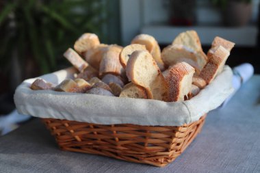 Sepette taze dilimlenmiş baget, barbekü partisinde servis edilir. 