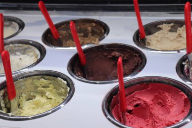 Lüks bir dondurmacıda çeşitli dondurma tatları var.