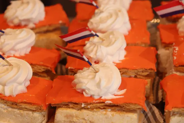 4月27日荷兰国庆节的糕点 上面装饰着国旗和皇冠 橙色是荷兰的国语 图库照片