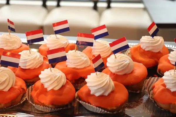 4月27日のオランダの国王の日ペストリーは 旗と王冠で飾られています オレンジはオランダの国色です ロイヤリティフリーのストック画像