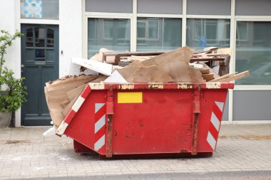 İnşaat alanının yakınındaki dolu çöp konteynırları, tadilat ya da bakım.