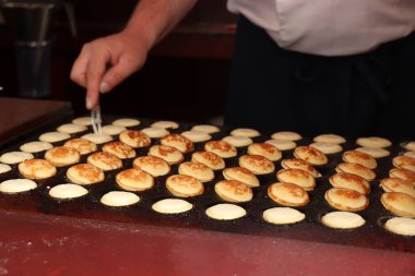 Sıcak döküm plaka, toz şeker ve tereyağı ile servis yapılan Poffertjes, Hollandalı küçük, tüylü krep,.