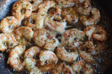 Zeytinyağı biberli terbiye edilmiş taze karides.