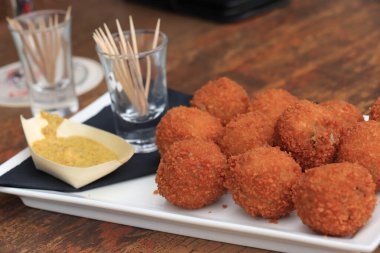 Hardallı Hollanda Bitterbaleni, sıcak ve lezzetli doldurulmuş köfte.