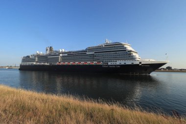 IJmuiden, Hollanda - 17 Temmuz 2022: MS Rotterdam Kuzey Denizi Kanalı 'nda Hollanda Amerika Hattı tarafından işletilmiştir.