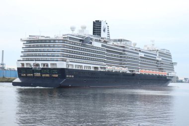 Ijmuiden, Hollanda - 17 Ekim 2021: MS Rotterdam Hollanda Amerika Hattı tarafından Kuzey Denizi Kanalı 'nda Amsterdam' a doğru yönetiliyor.