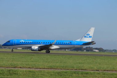 Amsterdam, Hollanda - 8 Ekim 2021: PH-EZN KLM Cityhopper Embraer ERJ-190 Amsterdam Havalimanı Schiphol Polderbaan pistinden havalandı