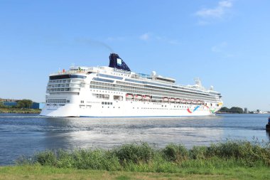 Ijmuiden, Hollanda - 25 Ağustos 2022: Norveç Gemi Şirketi 'nin sahibi ve işletmecisi Norveç Şafağı. Gemi renkli gövde sanatı ile boyanmıştır.