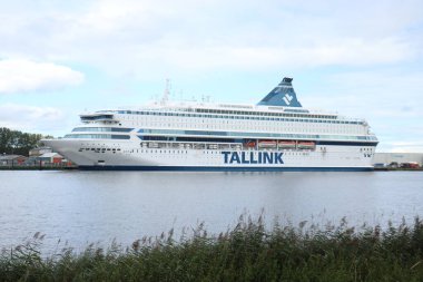 Velsen, Hollanda - 25 Eylül 2022: Tallink Silja Europa Feribotu, Kuzey Denizi Kanalı 'na demirlemiş geçici sığınmacılar ve mülteciler.