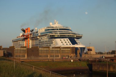 IJmuiden, Hollanda - 14 Mayıs 2022: Ünlülerin Zirvesi, deniz kilidi IJmuiden 'da, Kuzey Denizi' ne doğru.