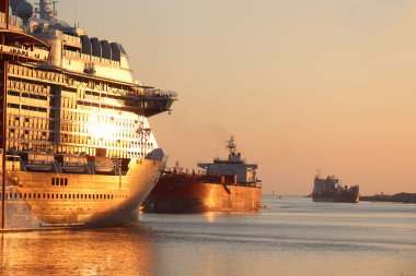 IJmuiden, Hollanda - 14 Mayıs 2022: Ünlülerin Zirvesi, Zeesluis Ijmuiden 'dan Kuzey Denizi' ne doğru yola çıktı.