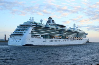 IJmuiden, Hollanda - 27 Mayıs 2022: Kraliyet Karayipleri 'nin sahibi ve işletmecisi Denizlerin Mücevheri.