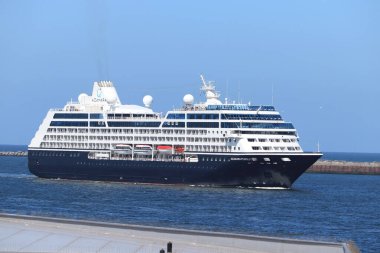 IJmuiden, Hollanda - 12 Haziran 2022: Sycamore Partners 'ın sahibi olduğu Azamara Takibi, Azamara Club Cruises tarafından işletilmektedir. IJmuiden kilit alanına giriliyor