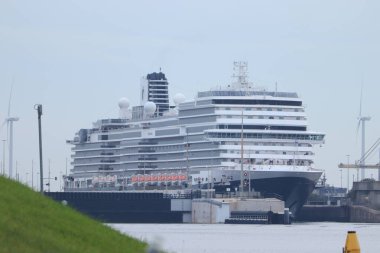 Ijmuiden, Hollanda - 17 Ekim 2021: MS Rotterdam Hollanda Amerika Hattı, IJmuiden Denizi 'nden Amsterdam' a doğru yola çıktı. İlk yolculuk..