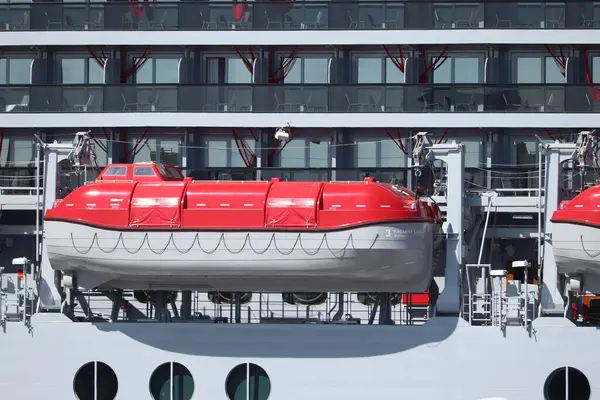 IJmuiden, Hollanda - 20 Nisan 2022: Cesur Leydi yolcu gemisi, Virgin Voyages tarafından işletiliyor, kırmızı cankurtaran botu ayrıntıları