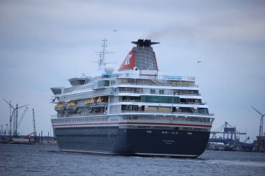 Velsen, Hollanda - 27 Nisan 2017: Balmoral Fred Olsen Cruise Lines Kuzey Denizi kanalına doğru Ijmuiden sealock