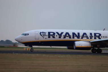 Amsterdam Hollanda - 26 Temmuz 2018: Ei-Gdt Ryanair Boeing 737-800 kalkış Polderbaan pist, Amsterdam Airport Schiphol üzerinden