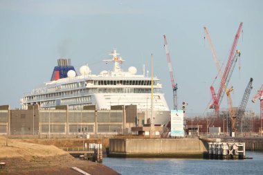 Ijmuiden, Hollanda - 27 Temmuz 2018: Hapag-Lloyd Cruises tarafından işletilen Bayan Europa 2, Ijmuiden deniz kilidinden ayrıldı