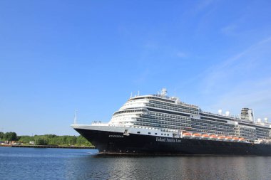 Velsen, Hollanda - Mayıs, 21 2017: Ms Koningsdam, Holland America Line Kuzey Deniz kanal.