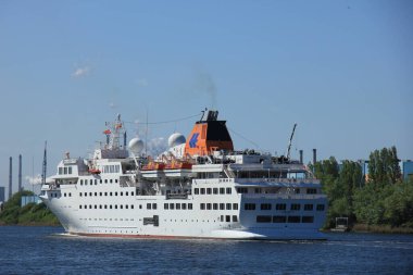Velsen, Hollanda - 5th Mayıs 2018: Bayan Hanseatic Kuzey Denizi kanalda, Hapag-Lloyd Cruise Line tarafından işletilen