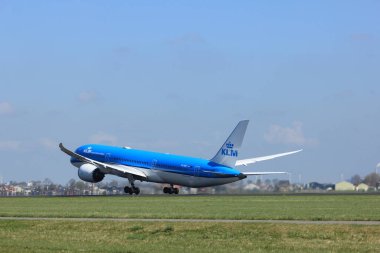 Amsterdam Hollanda - 2 Nisan 2017: Ph birimi Bhf Klm Royal Dutch Airlines Boeing 787-9 Dreamliner kalkış Polderbaan pist, Amsterdam Airport Schiphol üzerinden