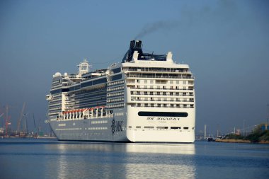 Velsen, Hollanda - Nisan, 20 2018: Msc Magnifica Kuzey Denizi cana, Msc Cruises tarafından işletilen.