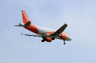 Amsterdam Hollanda - Nisan, 7 2018: G-Ezds arası easyjet Airbus A319-100 yaklaşan Schiphol Zwanenburgbaan pist, Amsterdam Airport Schiphol