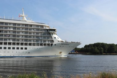 Velsen, Hollanda - 20th Temmuz 2018: Ms tarafından konut denizde Kuzey Denizi kanalı üzerinde işletilen dünya. Dünyanın en büyük özel konut yat sahibi olduğunu.