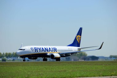 Amsterdam Hollanda - 4 Mayıs 2018: Ei-Gjs Ryanair Boeing 737-800 kalkış Polderbaan pist, Amsterdam Airport Schiphol üzerinden