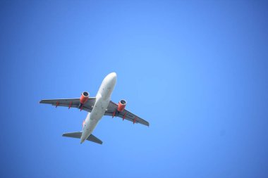 Amsterdam Hollanda - 15 Ekim 2017: G-Ezik easyjet Airbus A319-100 kalkış Aalsmeerbaan pist, Amsterdam Airport Schiphol üzerinden