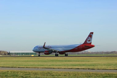 Amsterdam, Hollanda - 25th Kasım 2016: D-Abcp Air Berlin Airbus A321 alarak Amsterdam Airport Schiphol Polderbaan pist üzerinden kapalı