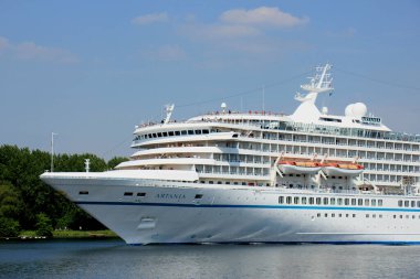 Velsen, Hollanda - 22 Mayıs 2017: Phoenix Reisen tarafından Kuzey Denizi Kanalı 'nda Artania.