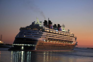 IJmuiden, Hollanda - Mayıs, 25 2017: Disney Magic Kuzey Denizi kilit, Ijmuiden bırakarak.