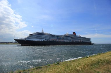 IJmuiden, Hollanda - 5th Haziran 2017: Kraliçe Victoria, Cunard Kuzey Deniz kanal Kuzey Denizi doğru Ijmuiden içinde kilitle